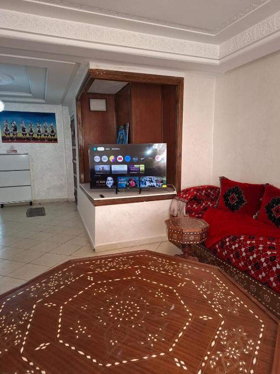 a living room with a couch and a flat screen tv at appartement 3 gare tgv in Kenitra