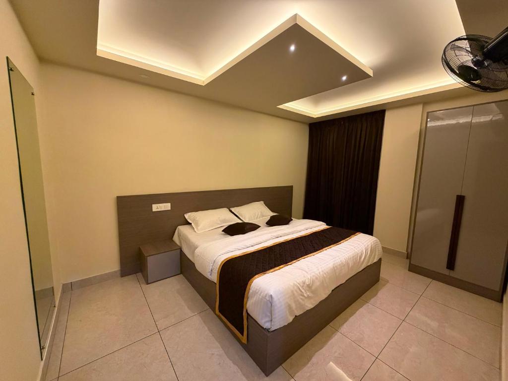 a bedroom with a large bed in a room at Hide Away in Padinjarathara