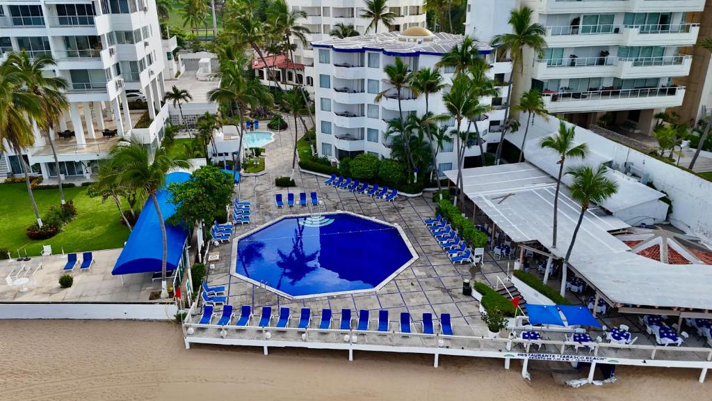 Luftaufnahme eines Resorts mit Pool und Liegestühlen in der Unterkunft Hotel Acapulco Malibu in Acapulco