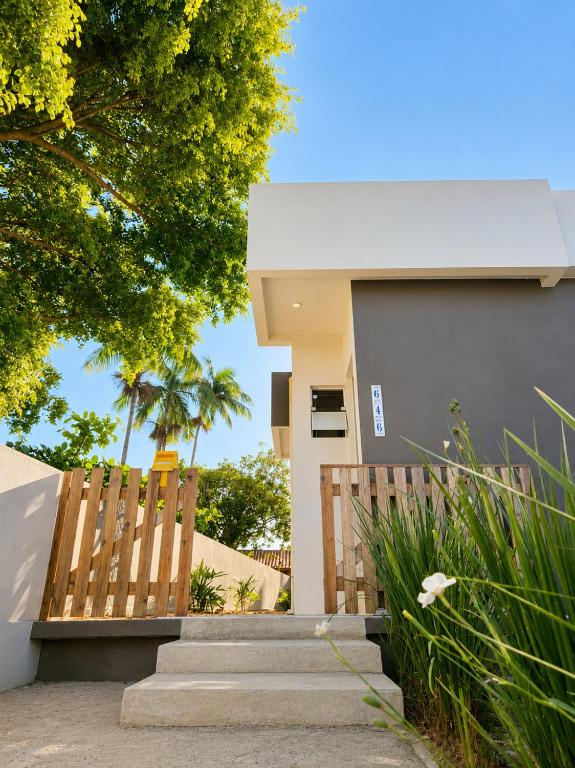 a house with a wooden fence and stairs at Villa 61 | Hospedagem – Praia de Armação – Beto Carrero in Penha