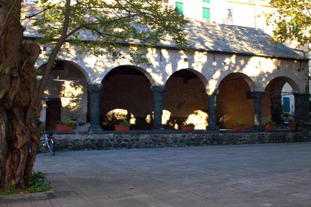 un bâtiment avec des arches et des plantes dans une cour dans l'établissement Appartamento Centro Storico, à Levanto