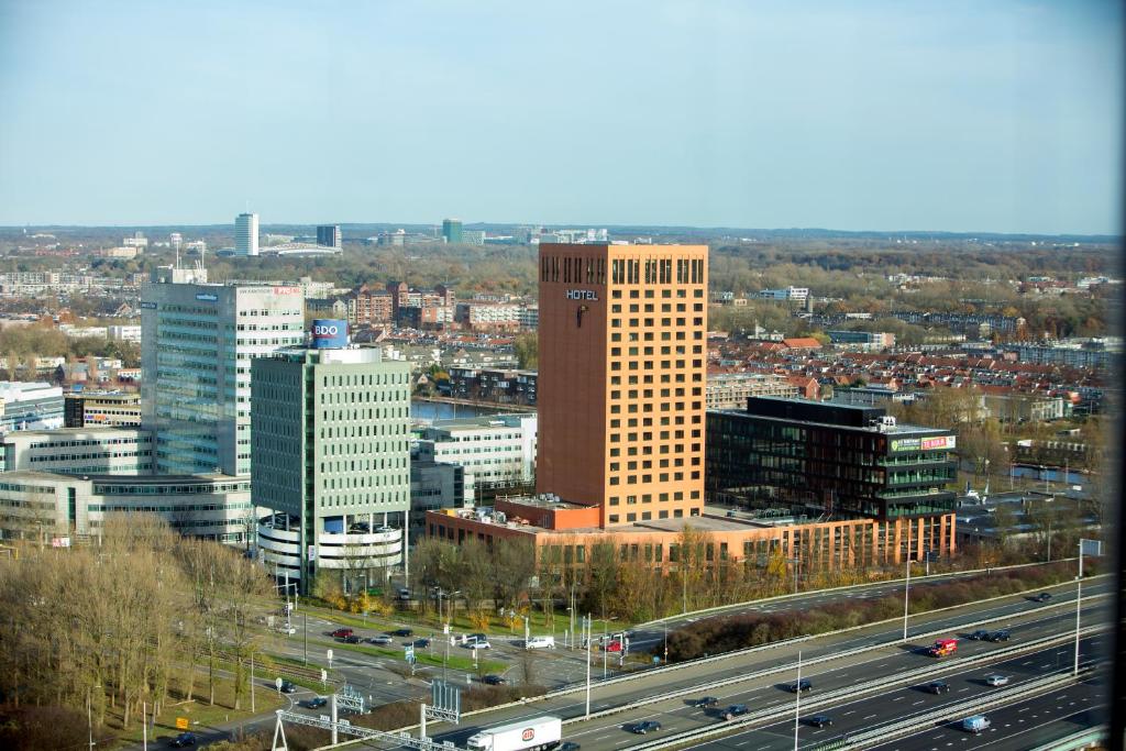 uma vista para uma cidade com uma auto-estrada e edifícios em Van der Valk Hotel Utrecht em Utrecht