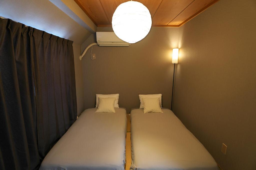 Sun & Moon Hotel 404 8 minutes to Haneda Airport, 12 minutes to Yokohama, 35 minutes to Asakusa, no transfers