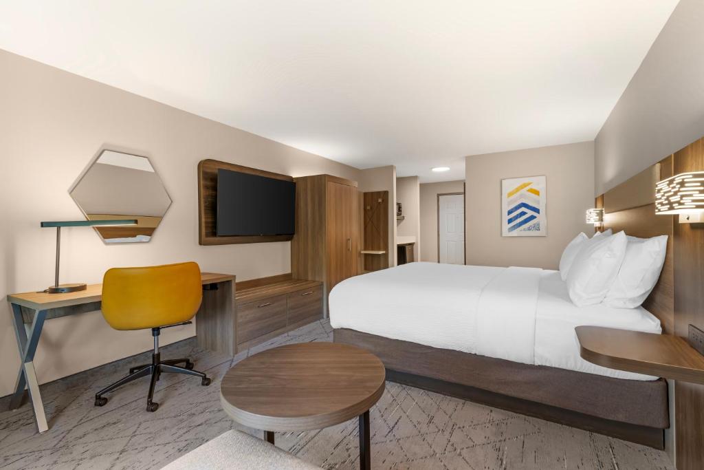 Holiday Inn Express Biddeford by IHG - 标准特大号床间