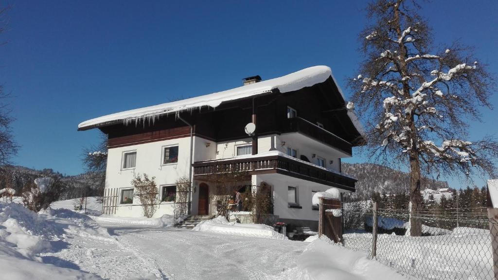 ein Haus im Schnee mit viel Schnee in der Unterkunft Bauernhof-Laimerhof in Bad Aussee