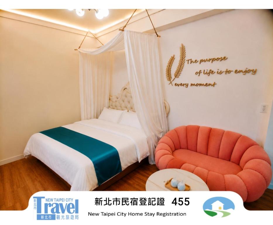 a small bedroom with a bed and a chair at 海灣旅宿 in Sanzhi
