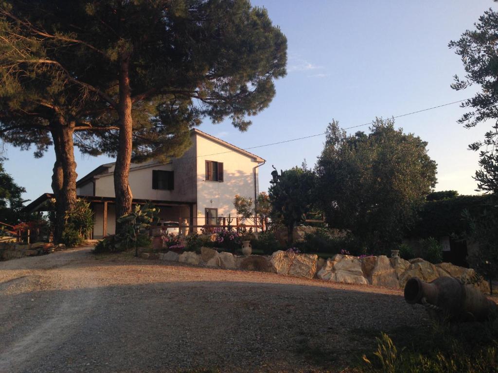 uma casa ao lado de uma estrada em Agriturismo I Due Pini em Magliano in Toscana
