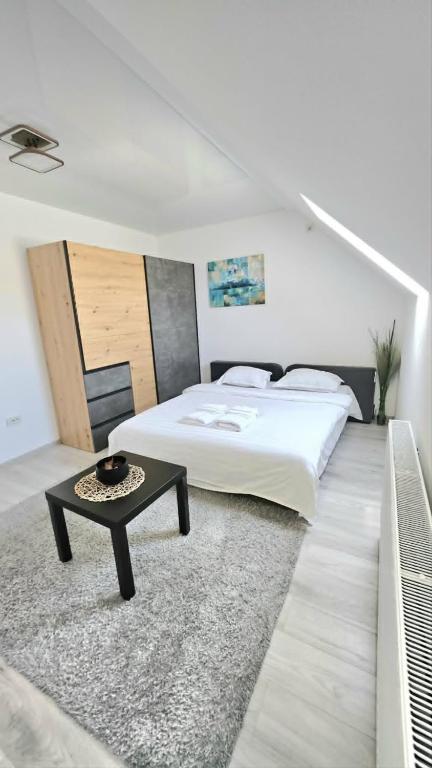 a bedroom with a bed and a coffee table at Sonia in Bragadiru