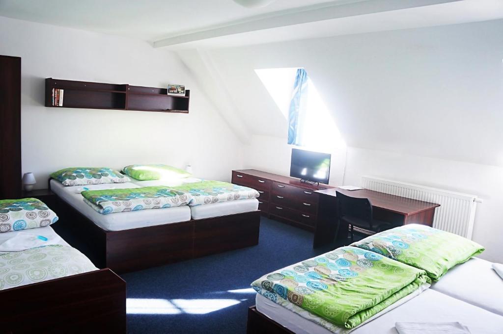 Posteľ alebo postele v izbe v ubytovaní Hotel Pivovar Kácov