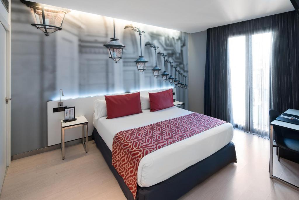 Giường trong phòng chung tại Catalonia Avinyo