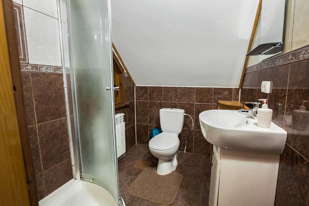 Koupelna v ubytování Vatra Hotel