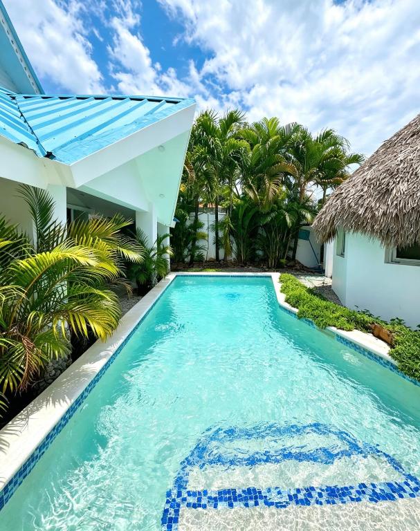 a swimming pool in front of a villa at Bungalow o apartamento de 1 Habitación con Piscina Para Parejas in Las Terrenas