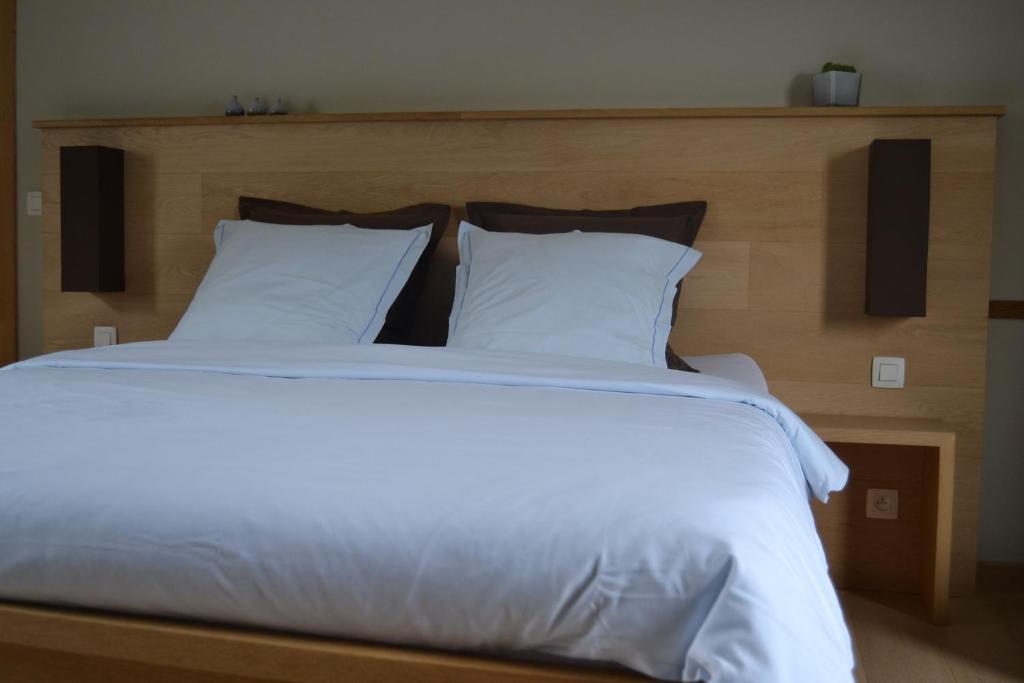 Postel nebo postele na pokoji v ubytování B&B L'Echappée Belle Welness Spa et Table d'hôtes