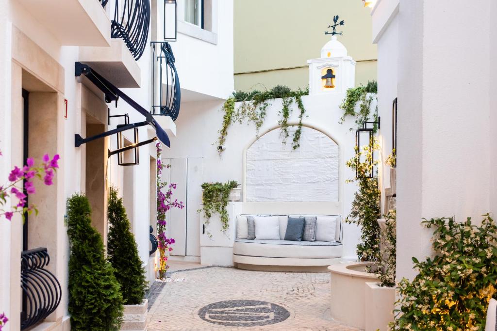 a small alley with a bench in a building at Villa Dorothea in Lisbon