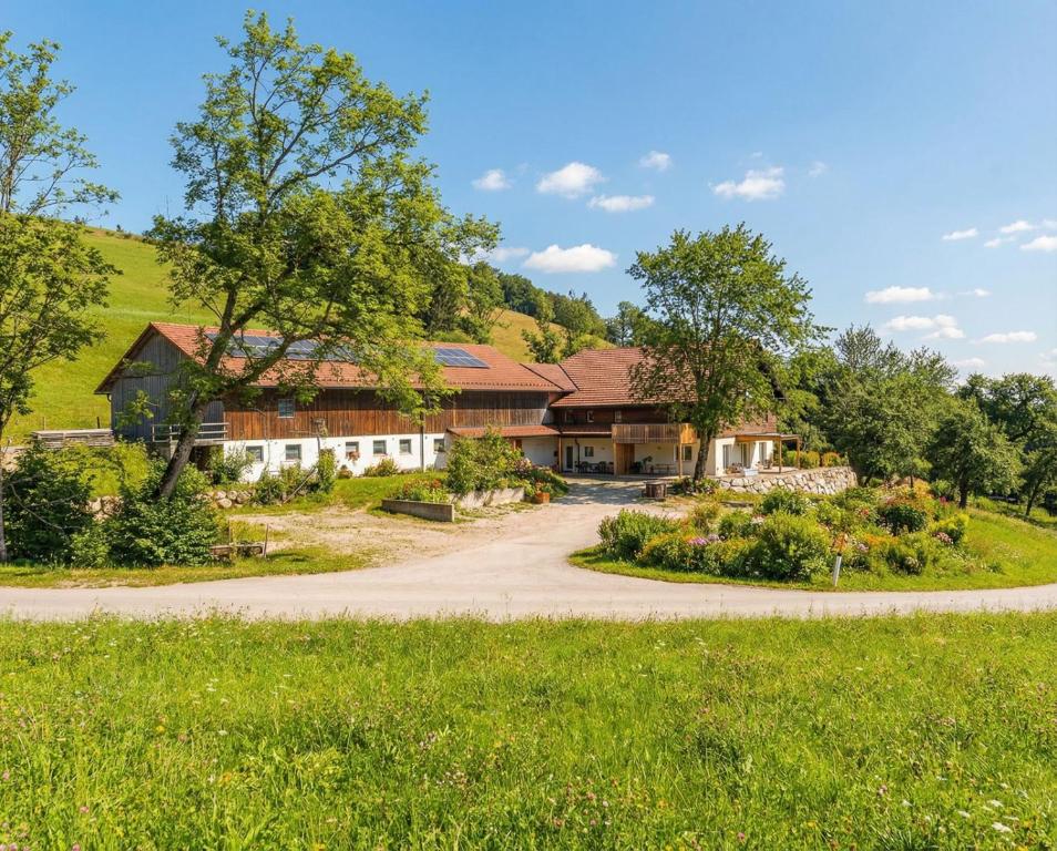 a house with a road leading to it at Frankenfelsberg in Oedrotte