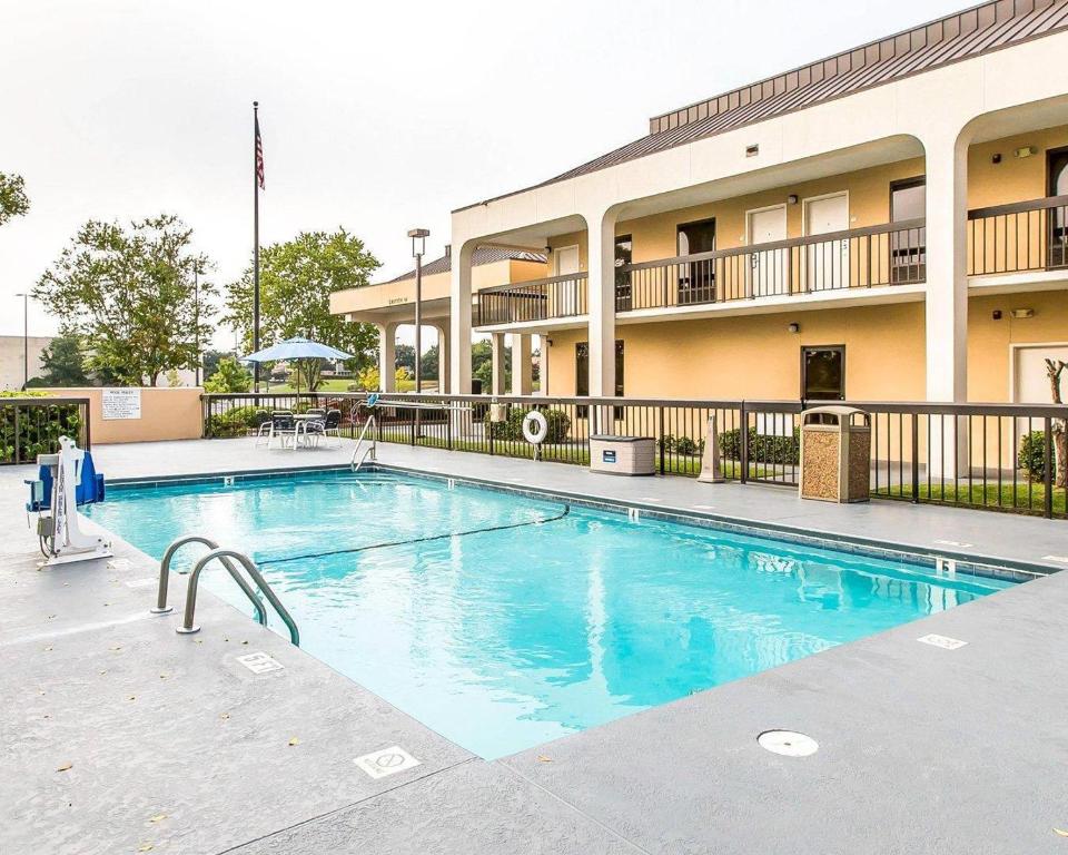 a large swimming pool in front of a building at Quality Inn At the Mall - Valdosta in Valdosta