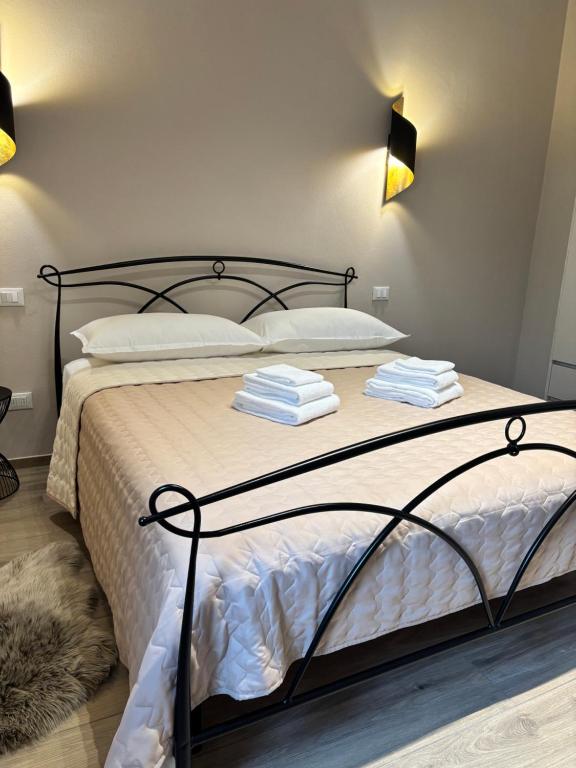 a bedroom with a bed with two towels on it at Casa LEONARDO in CastellʼArquato