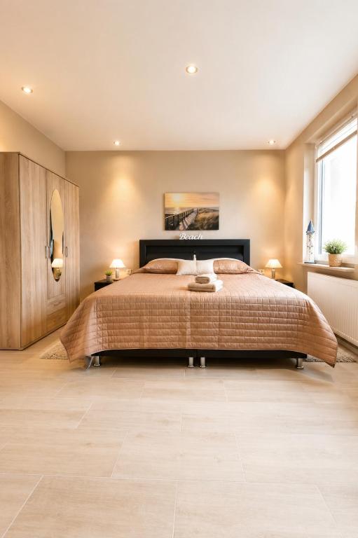 a bedroom with a large bed and a window at Ferienwohnanlage Majorcas in Dahme
