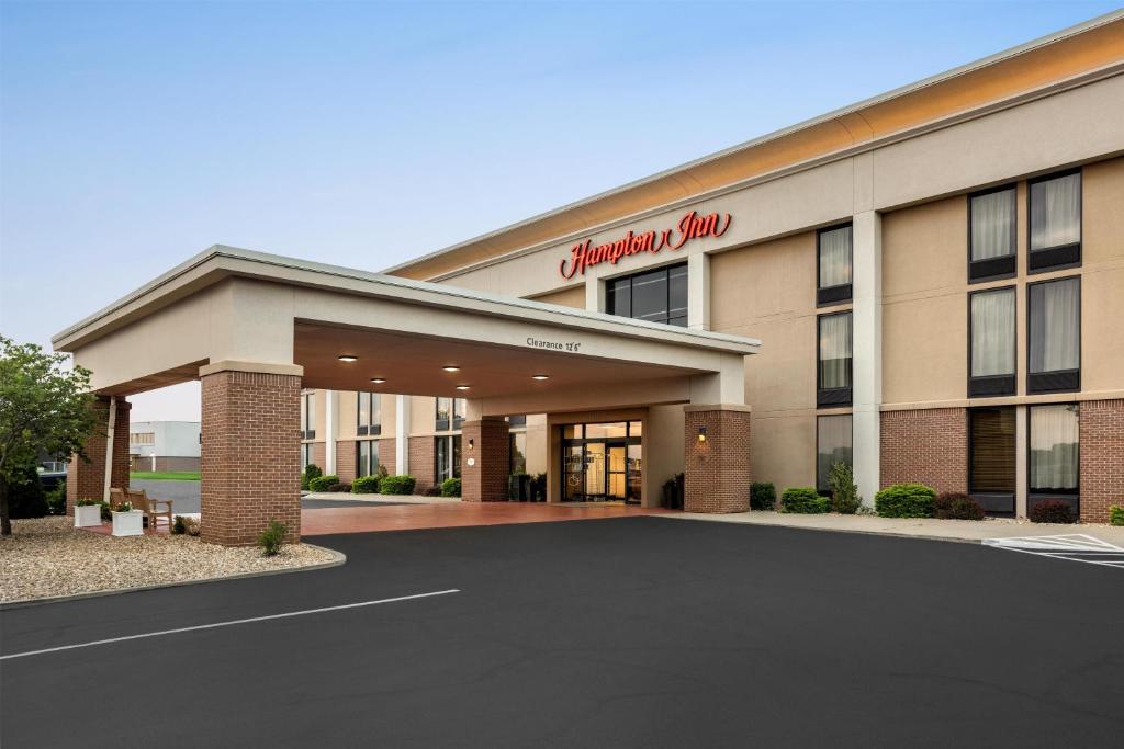 a building with a parking lot in front of it at Hampton Inn Springfield-South in Springfield