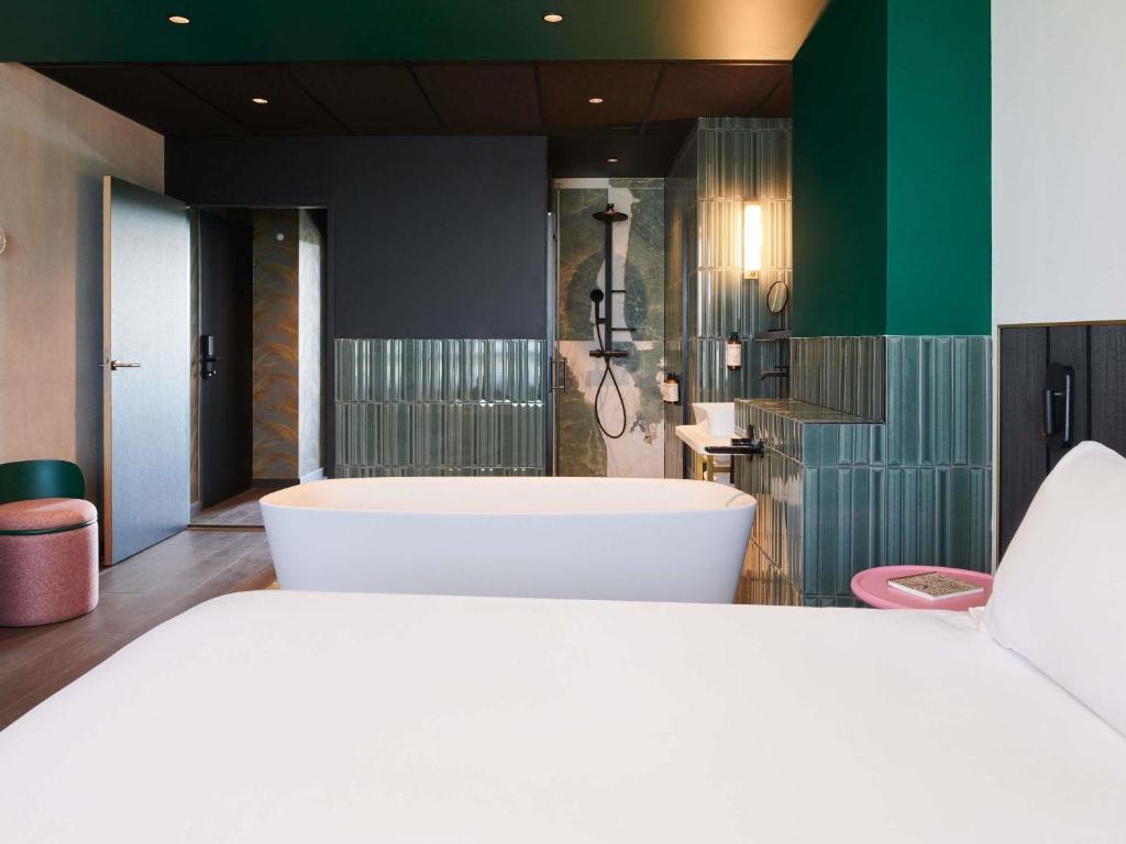 Mercure Quimper Kerlic - King Suite With Sofa Bed