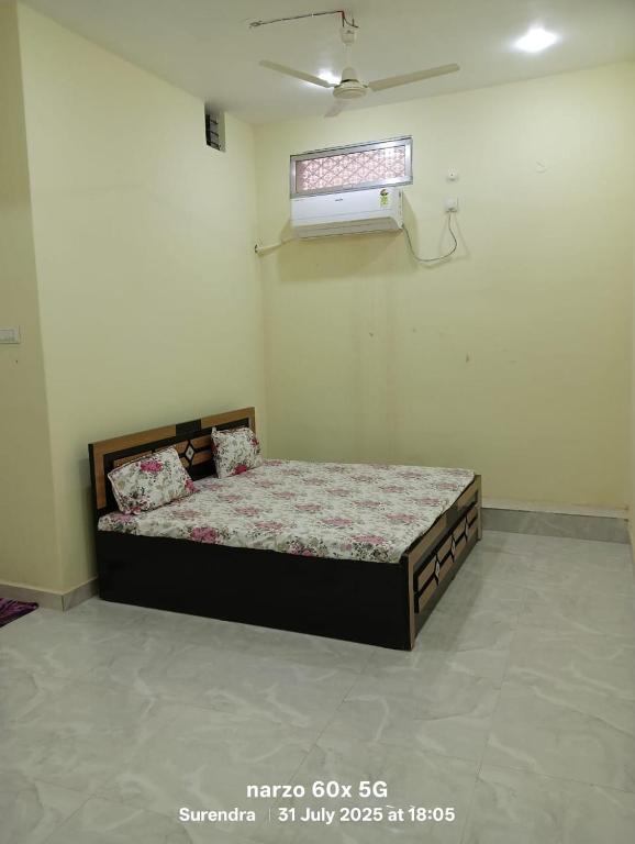 a bedroom with a bed in a room with a window at RAM DARBAR PALACe & APS HOTEL in Umariā