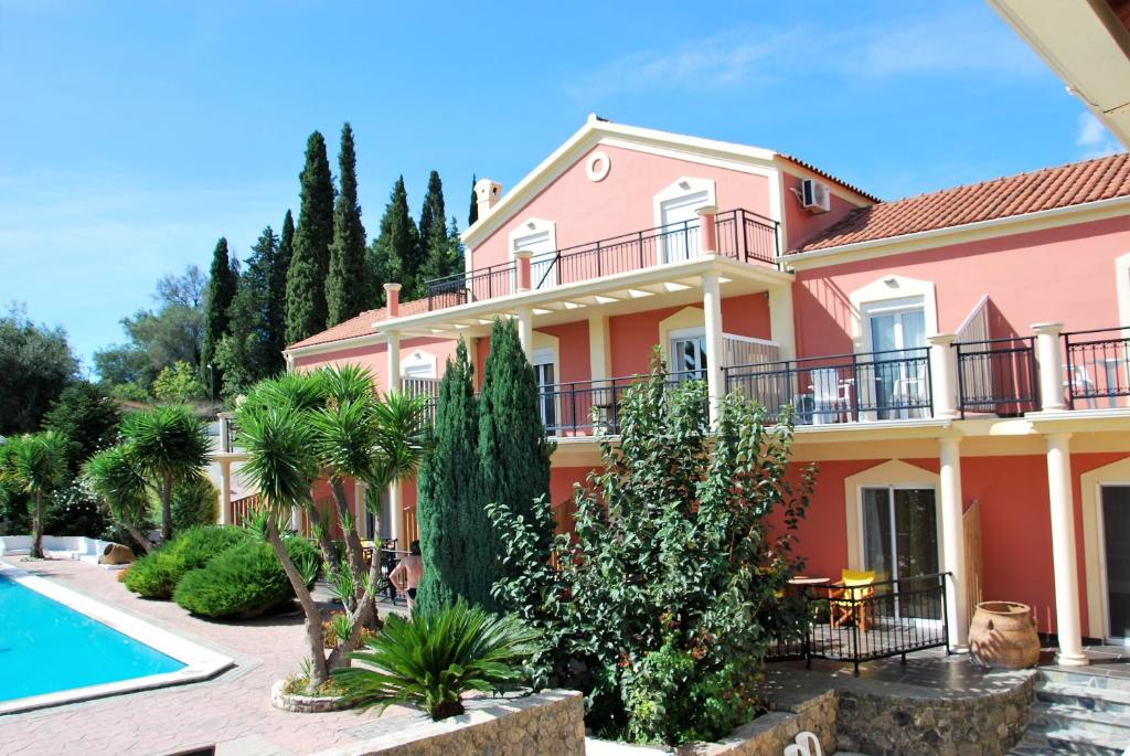 A piscina em ou perto de Corfu Pearl