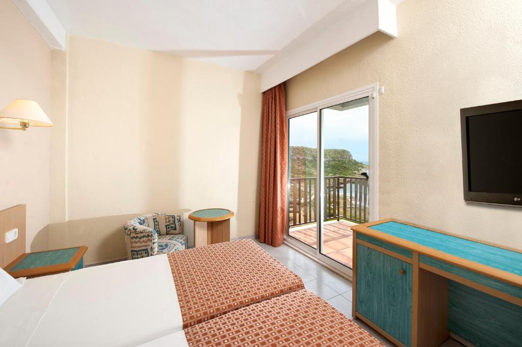 A bed or beds in a room at Sol Milanos Pingüinos