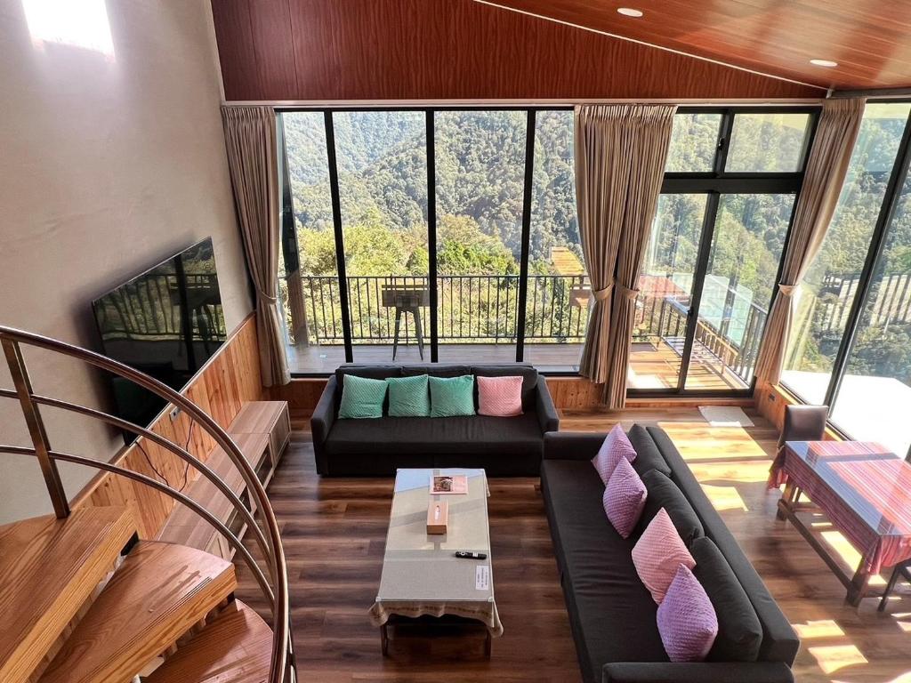 a living room with a couch and a table at 自在居森林民宿 in Wufeng