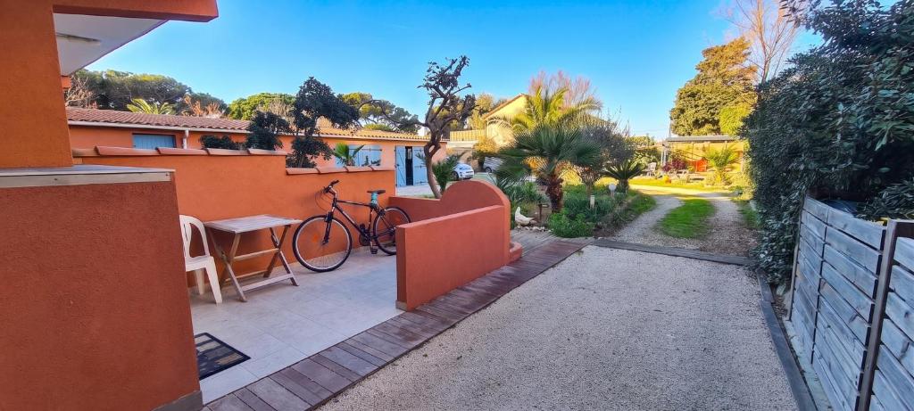 Studio charmant à Hyères - 20 m² - Terrasse accueillante