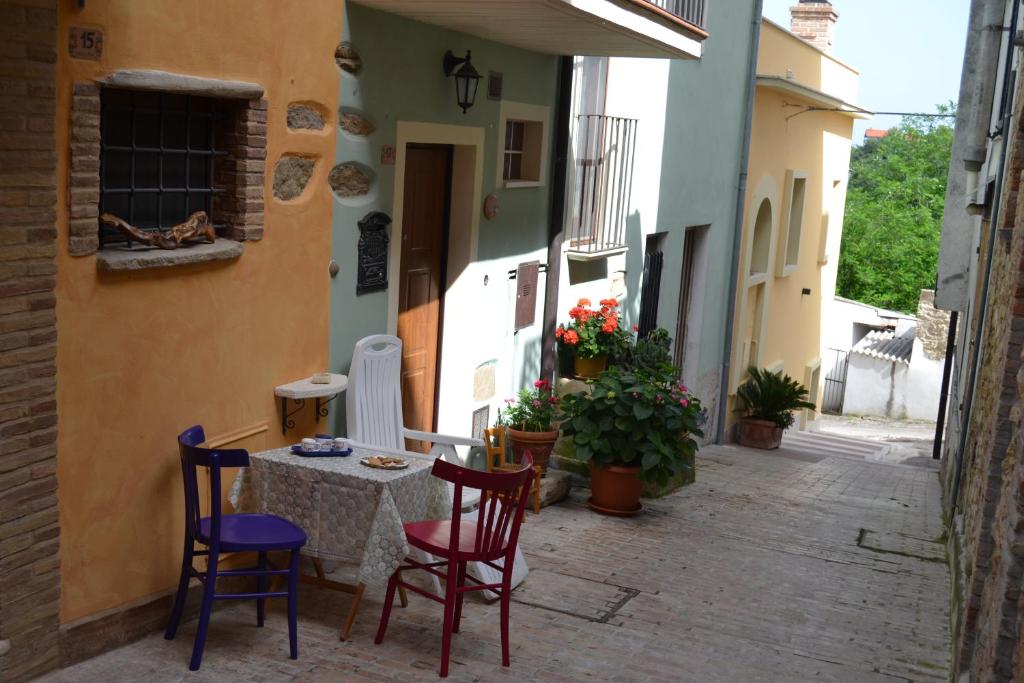 un patio con mesa y sillas en un callejón en casetta za' Lucia, en Rocca San Giovanni