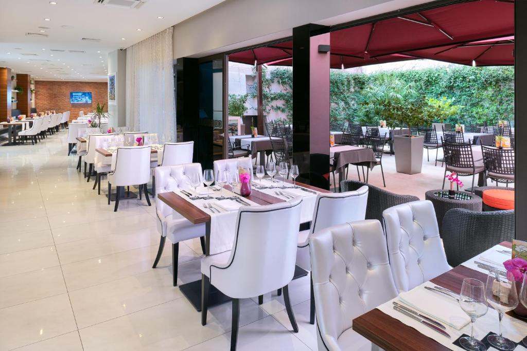 Reštaurácia alebo iné gastronomické zariadenie v ubytovaní Cornaro Hotel