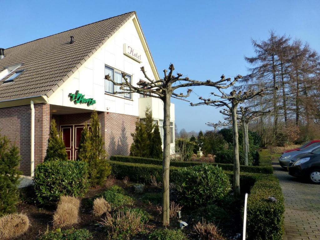 ein Gebäude mit einem Baum davor in der Unterkunft Hotel Restaurant Het Roode Hert in Dalfsen
