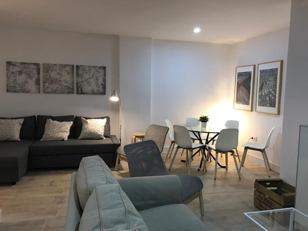 sala de estar con sofá y mesa en Apartamento Torreblanca FREE PARKING, en Fuengirola