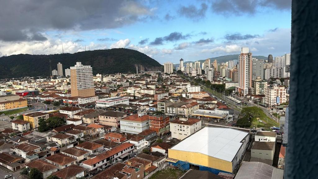 a view of a city with buildings and mountains at Apartamento 2 quartos na baixada in São Vicente