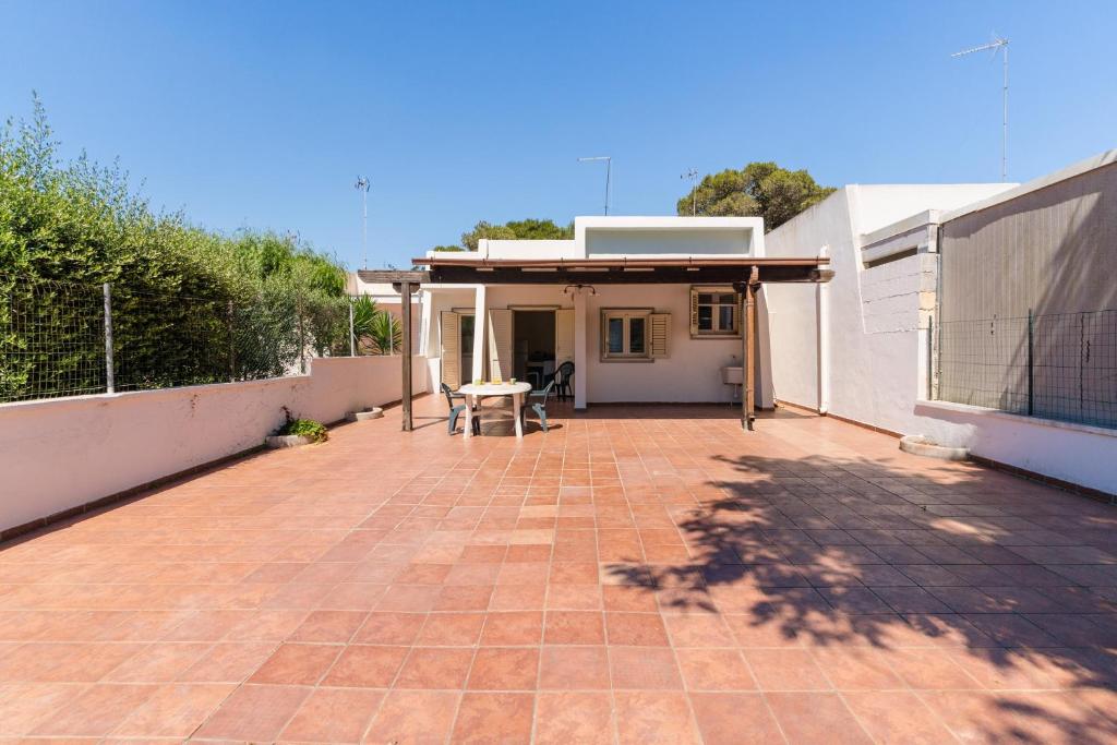 a patio with a table and a building at La villetta 451 in Fontanelle