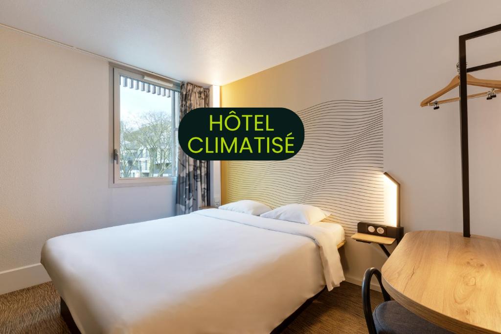 a hotel climate sign in a bedroom with a bed at B&B HOTEL Lille Centre Grand Palais in Lille