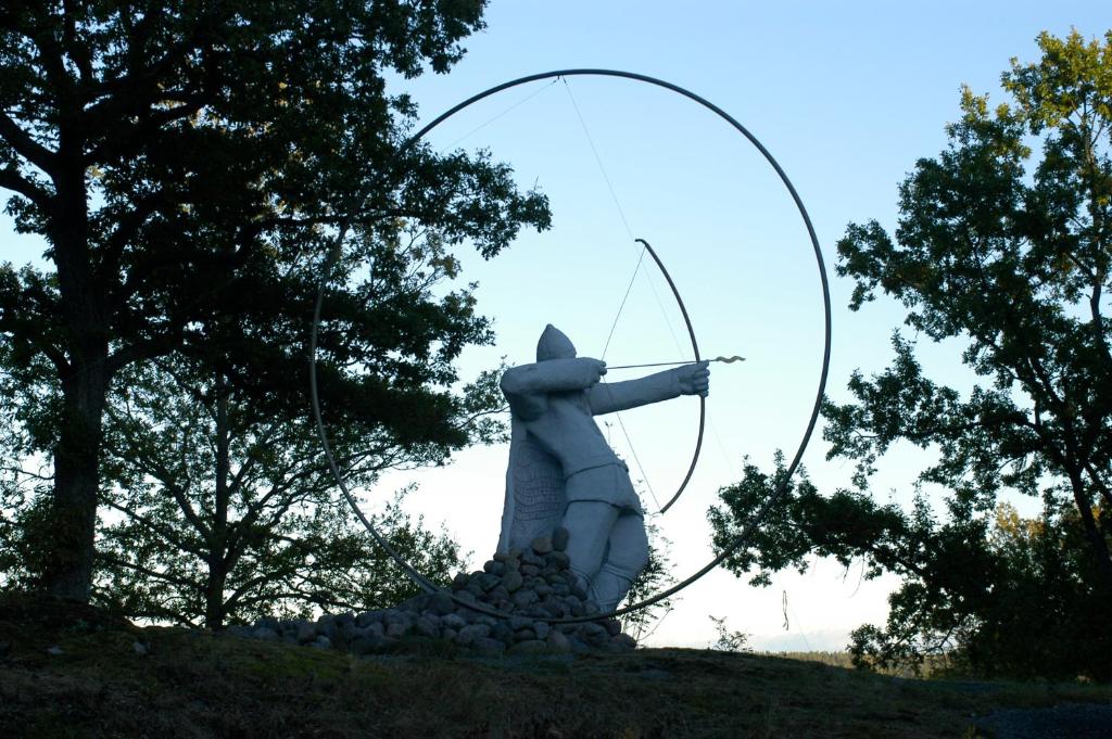 Eine Statue eines Mannes, der Pfeil und Bogen schießt. in der Unterkunft Pensionat Ullevi in Ullevi