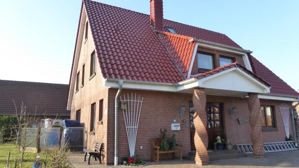 une maison en briques avec un toit rouge dans l'établissement Haus Kathrin, à Büsum