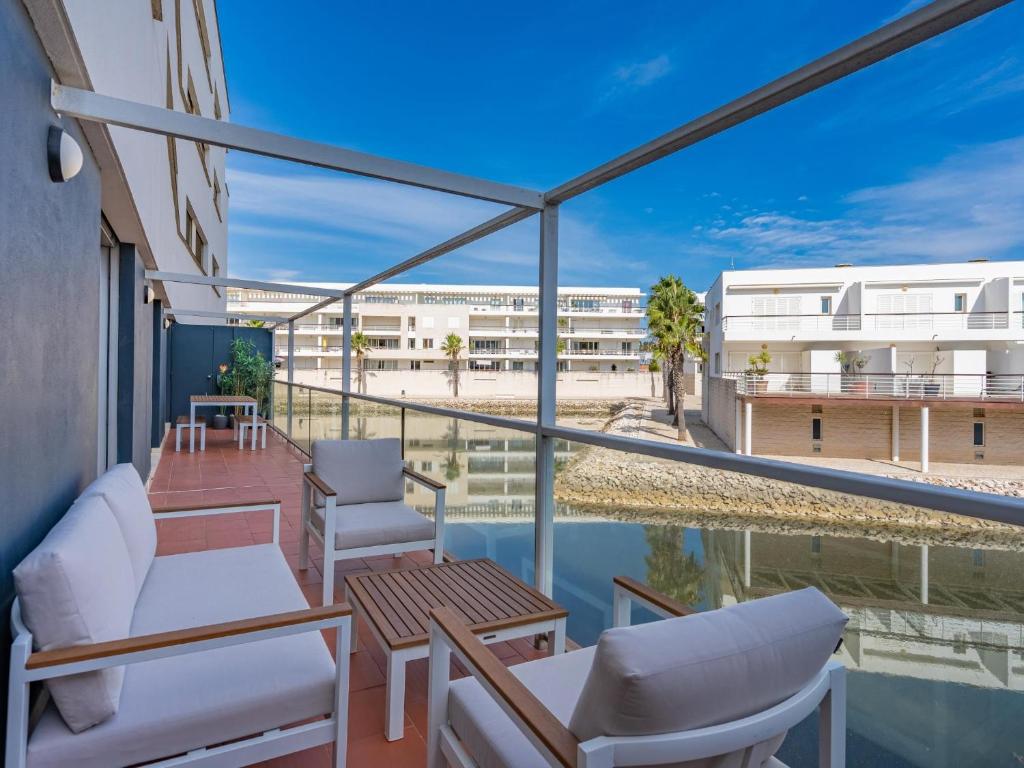 Marina retreat with lake view #1986