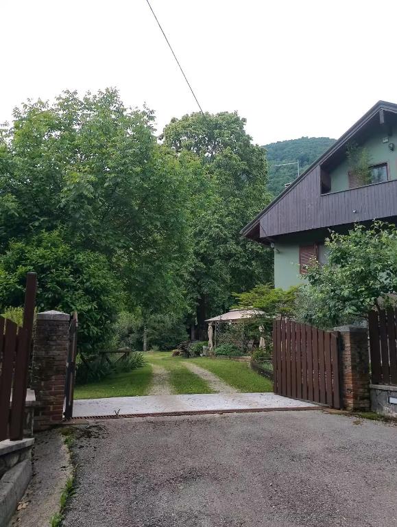 a driveway leading to a house with a wooden gate at Casa All'Angelo in Piovene Rocchette