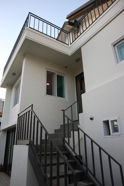 Uma varanda ou terraço em Zzzip Guesthouse in Hongdae