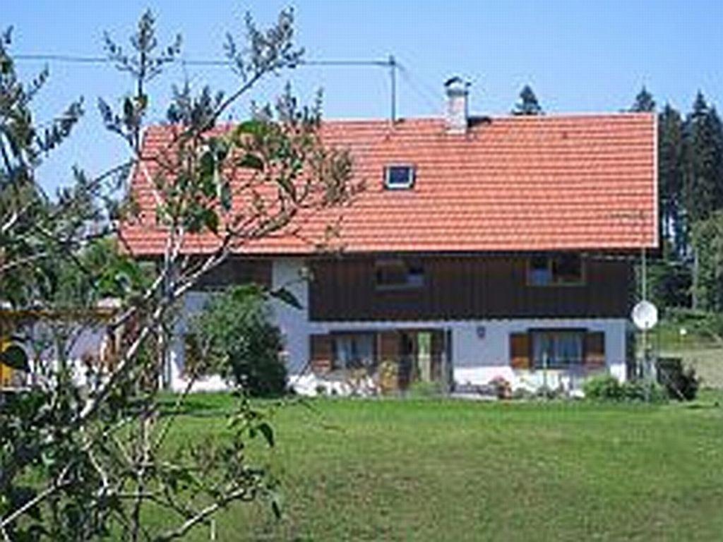 ein großes Haus mit rotem Dach in der Unterkunft Haus Hörger in Maierhöfen