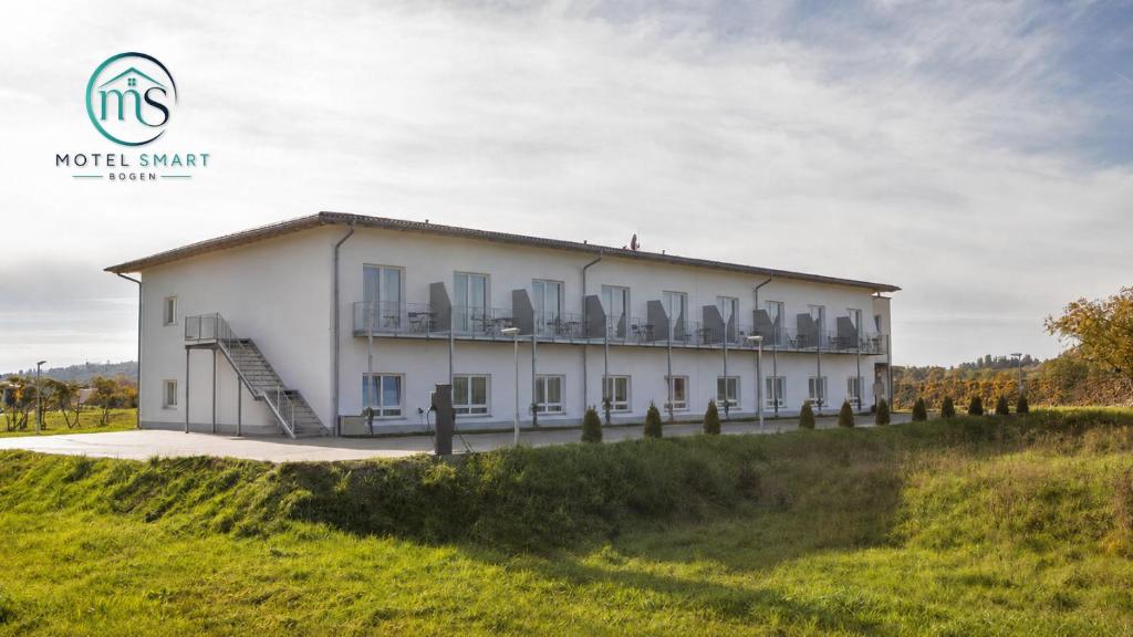 a building with chairs on the side of it at Motel Smart in Bogen