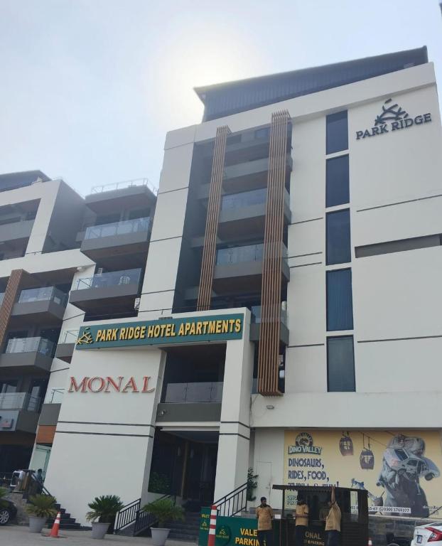 ein großes Gebäude, vor dem Menschen standen in der Unterkunft Park Ridge Hotel Serviced Apartments - Executive Valley View Apartment in Murree