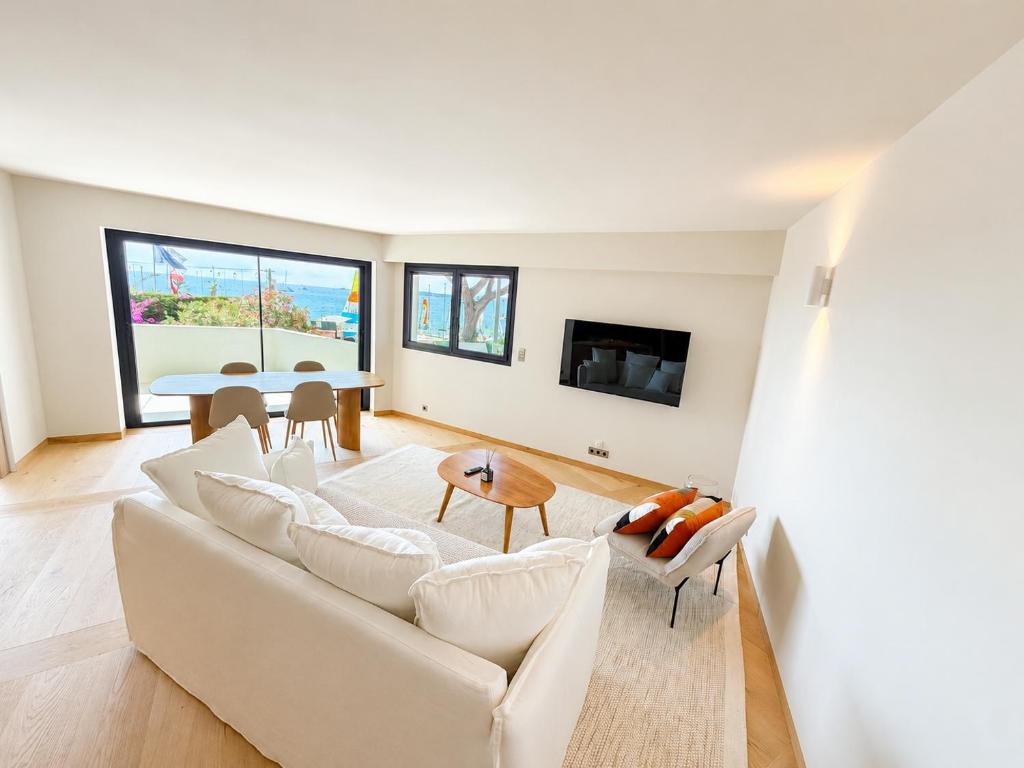 Luxurious 2BR - Sea View - Palm Beach