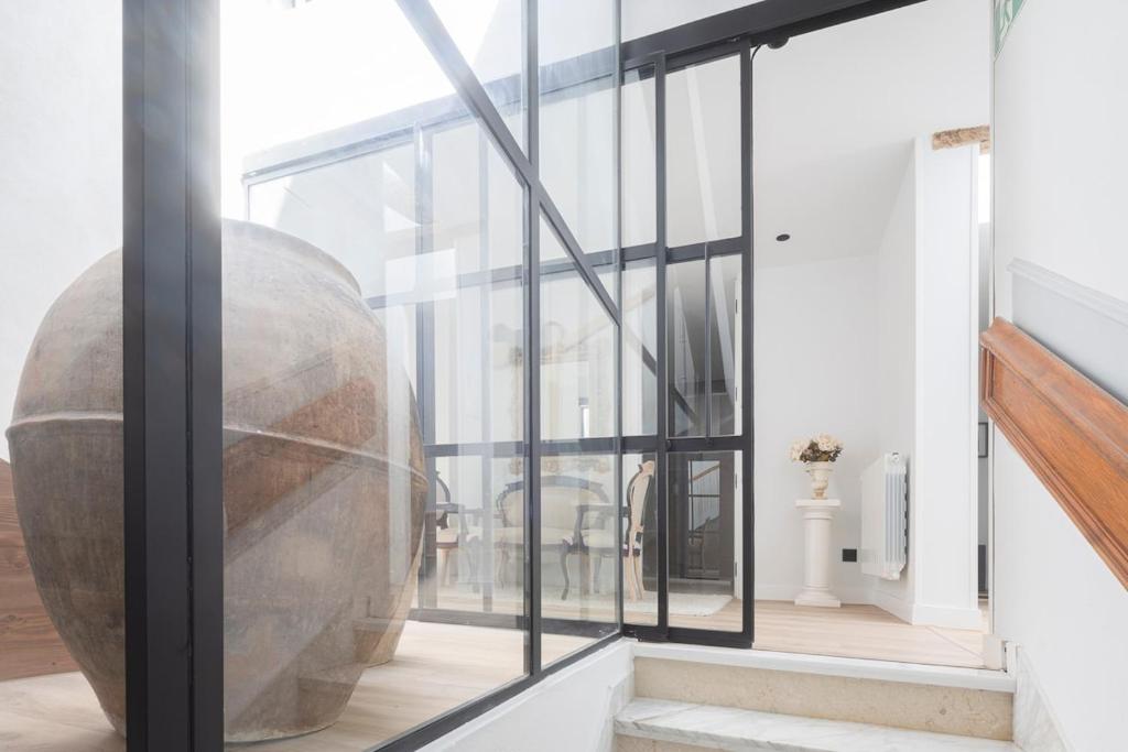 a room with glass doors and a large sculpture at El Rincón de Julia in Carrión de los Condes