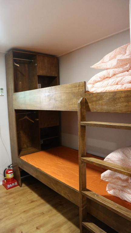Cama ou camas em um quarto em Zzzip Guesthouse in Hongdae