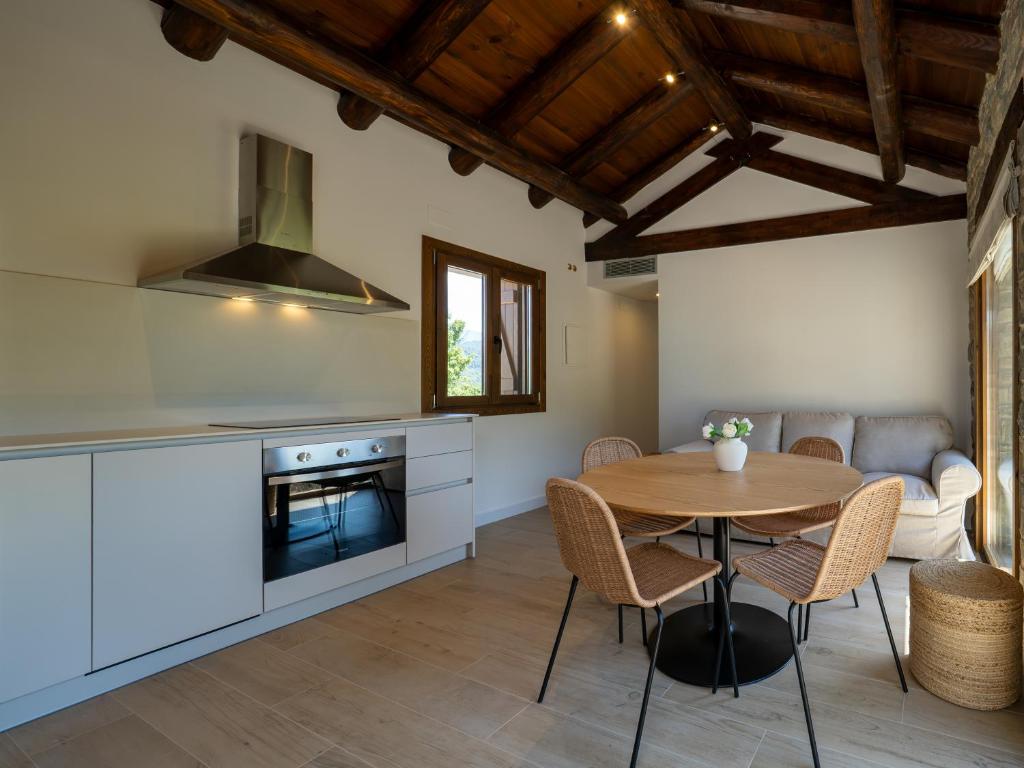 a kitchen and dining room with a table and chairs at mu APARTAMENTOS RURALES in Albella