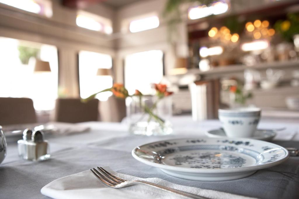 een tafel met een bord en een vork erop bij Hotel De Prins in Sittard