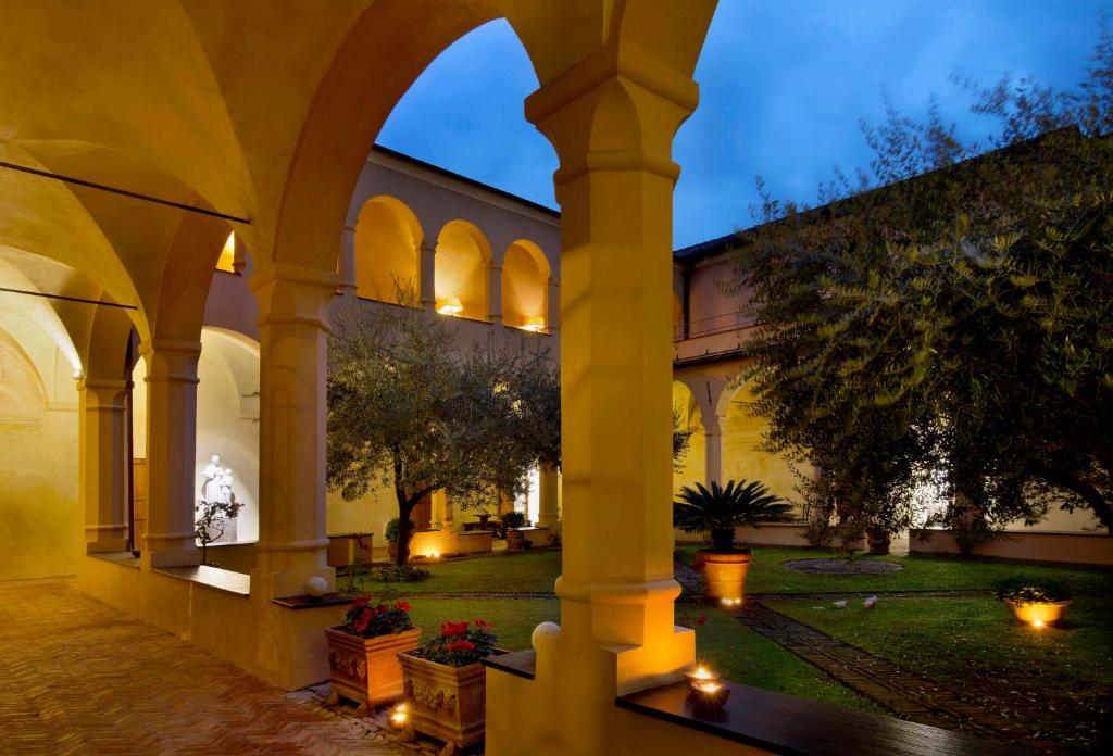 莫內利亞的住宿－阿巴迪亞聖喬治酒店，一座建筑中一个有灯光的空庭院